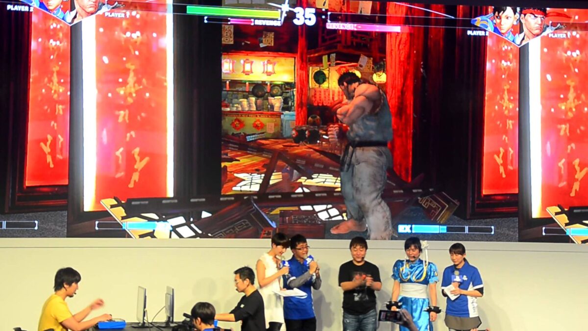 『ストリートファイターV』梅原大吾さん vs GamerBeeさんによるエキシビションマッチ動画
